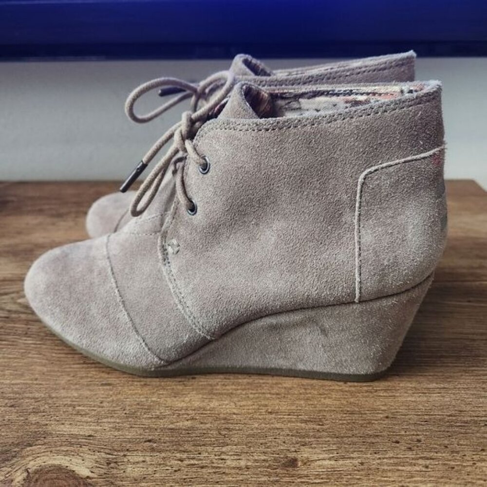 Toms Womens Suede Desert Ankle Boots Taupe Wedge Heels Lace Up Size 6
